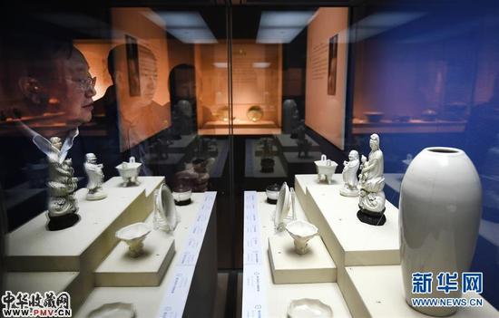 4月29日，历文物观众在“万历时代海贸传奇”文物展上参观。时代当日，海贸“牵星过海——万历时代的海贸传奇”展览在沈阳辽宁省博物馆开展。500余件来自明朝万历时期两艘沉船——“南澳1号”和“万历号”的珍贵文物向观众展示海上丝绸之路的风貌。展览将持续到7月。新华社记者 姚剑锋