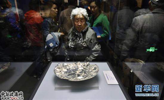 4月29日，观众在“万历时代海贸传奇”文物展上参观。当日，“牵星过海——万历时代的海贸传奇”展览在沈阳辽宁省博物馆开展。500余件来自明朝万历时期两艘沉船——“南澳1号”和“万历号”的珍贵文物向观众展示海上丝绸之路的风貌。展览将持续到7月。新华社记者 姚剑锋