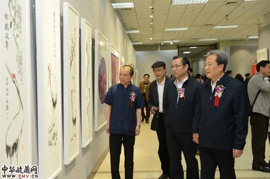 京徽画院执行院长杜林先生介绍作品