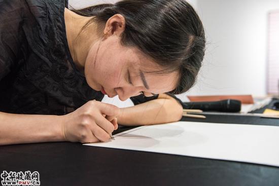 “艺术现场”艺术家郑菁首先为观众示范