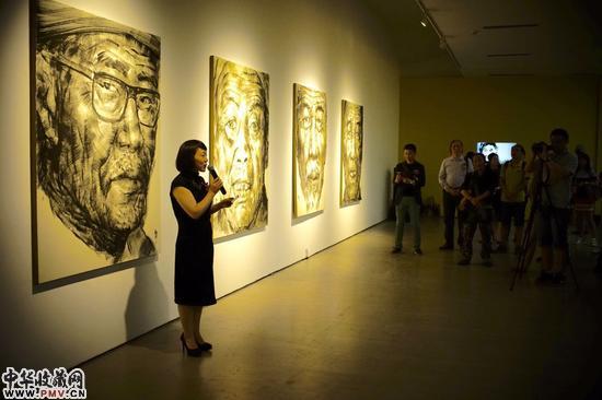 开幕式现场今日美术馆副馆长晏燕发言