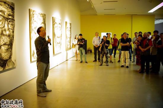 开幕式现场策展人王林发言