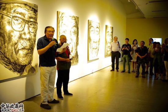 开幕式现场柏林与主持人梁国庆互动