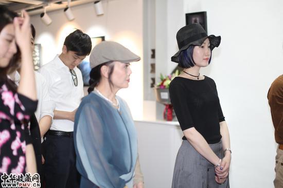 “中间调性：马琳洁水面系列作品展”开幕式现场照片 (13)