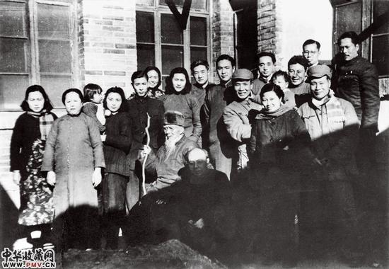 　　1950年，在大雅宝胡同甲2号庆祝白石老人90岁寿诞时合影，前排从左至右为：齐白石、李苦禅、李可染（抱女儿李珠）、邹佩珠（李可染夫人），滑田友；后排从左二起至右依次为：解驭珍之母（王朝闻岳母）、李慧文（李苦禅夫人）及女儿李琳、齐良迟（齐白石四子）、范志超、廖静文、徐悲鸿、齐良巳（齐白石五子）、王朝闻、滑田友之弟、李瑞年、叶浅予