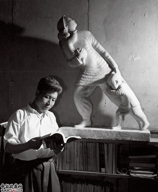 1960年滑田友与其作品《轰炸》合影