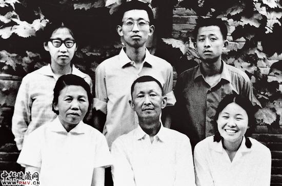 P25 1972年，接受化疗的董希文与家人在大雅宝院中合影