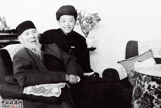 P65 齐白石与黄永玉合影（摄影：李可染）