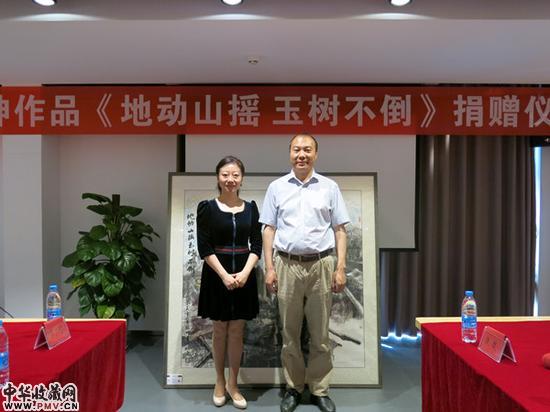 唐风美术馆张玉峰馆长与建投享老陈曼丽副总裁合影