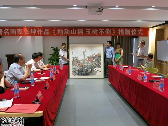 捐赠作品进行交接