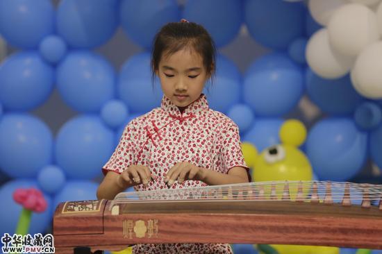 北京市东城区安外三条小学 孙依杨带来古筝独奏《八月桂花遍地开》