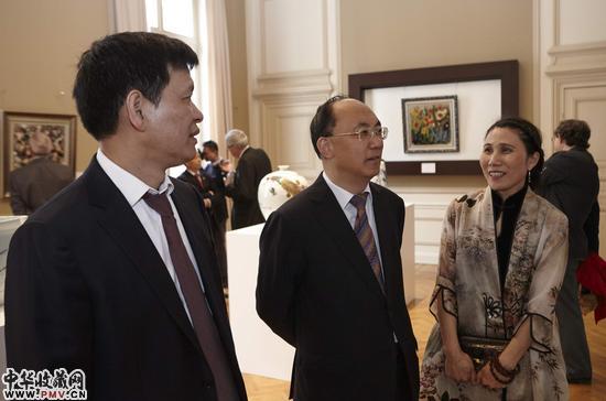 周昌新陪同新华社欧洲总分社社长王朝文参观画展
