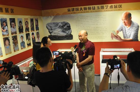 宋建国大师在接受媒体采访