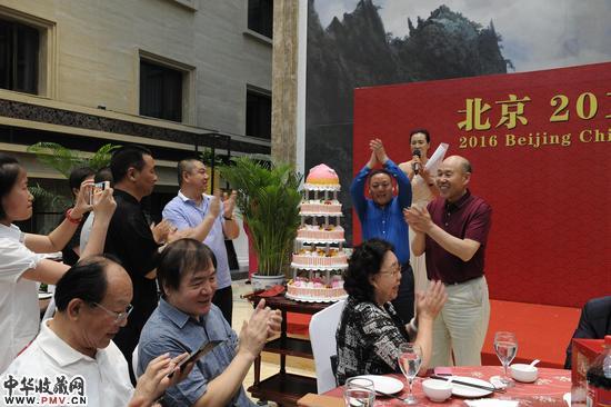 庆祝晚宴上宋建国大师徒弟为师傅送上生日蛋糕祝贺70岁寿辰