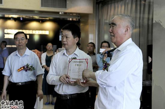 董振信会长向方卡东董事长颁发捐赠见证证书