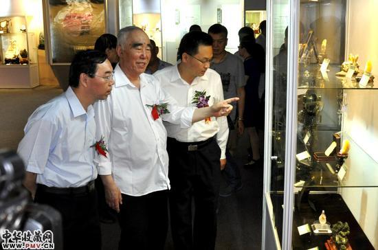 　　董振信会长（中）陪同中国地质博物馆副馆长刘树臣（左）、张亚钧（右）参观“北京 2016 中华玉雕精品展”