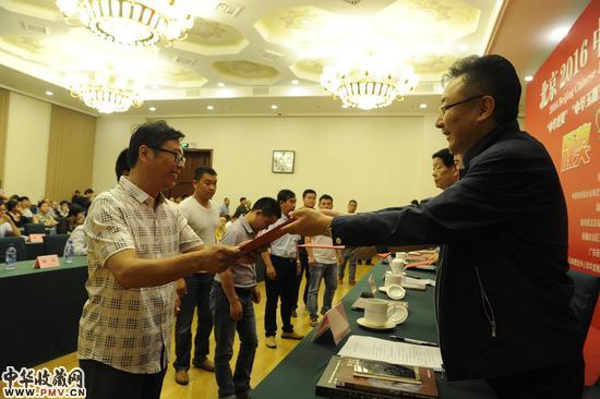 颁奖仪式上领导为获奖者颁奖