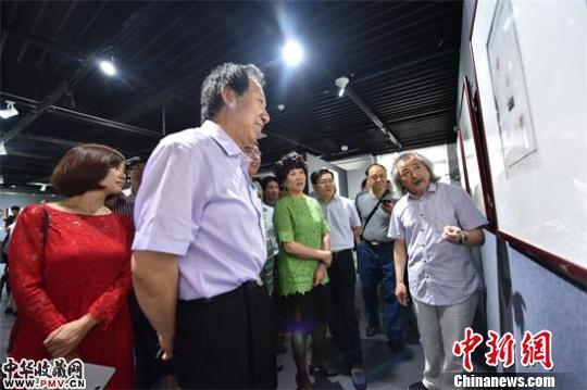 翟萬益(左二)等觀看篆刻精品展。大作大千<strong>WhatsApp%E3%80%90+86%2015855158769%E3%80%91cranes%20tour</strong>　郭建辉 摄