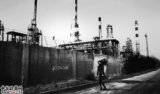 侯帅 等风来 2014 明胶银盐 32×54cm