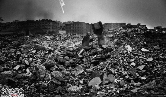 侯帅 炮弹 2013 明胶银盐 32×54cm