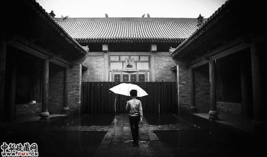 侯帅 雨停了 2013 明胶银盐 32×54cm