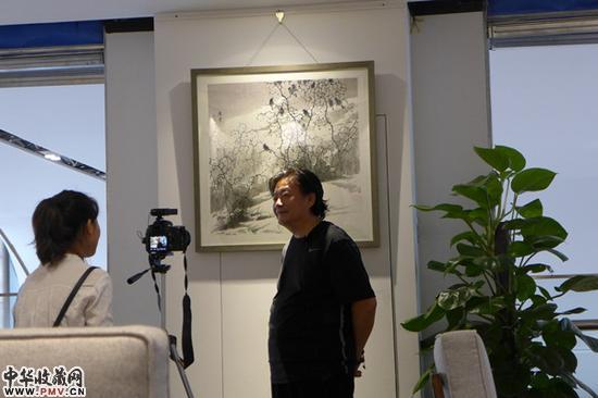 画家于冰接受媒体采访