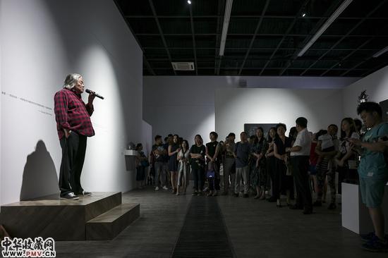 “低语者：夏航”展览现场照片 (1)