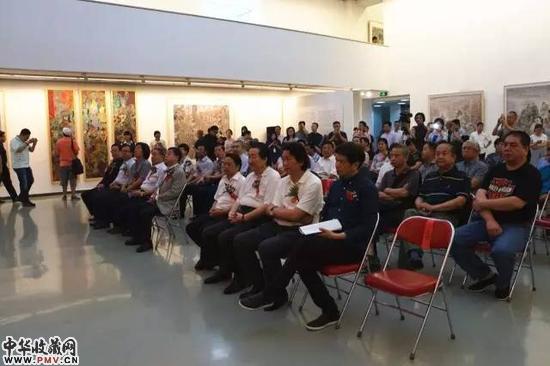 莅临画展的各位领导