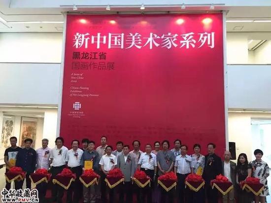 全体参展画家合影留念