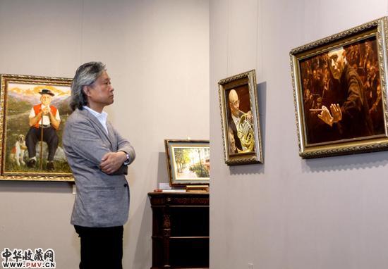 嘉宾在欣赏画作2