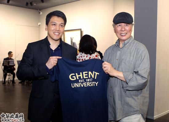 比利时根特大学（中国）校友会向老校友胡振宇先生赠礼祝贺