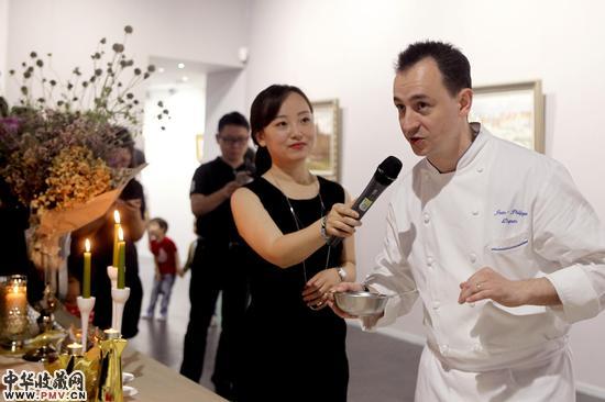 主厨在阐释自己的创作灵感 