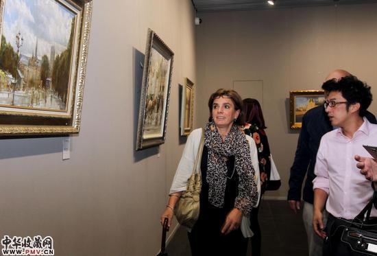 嘉宾在欣赏画作1