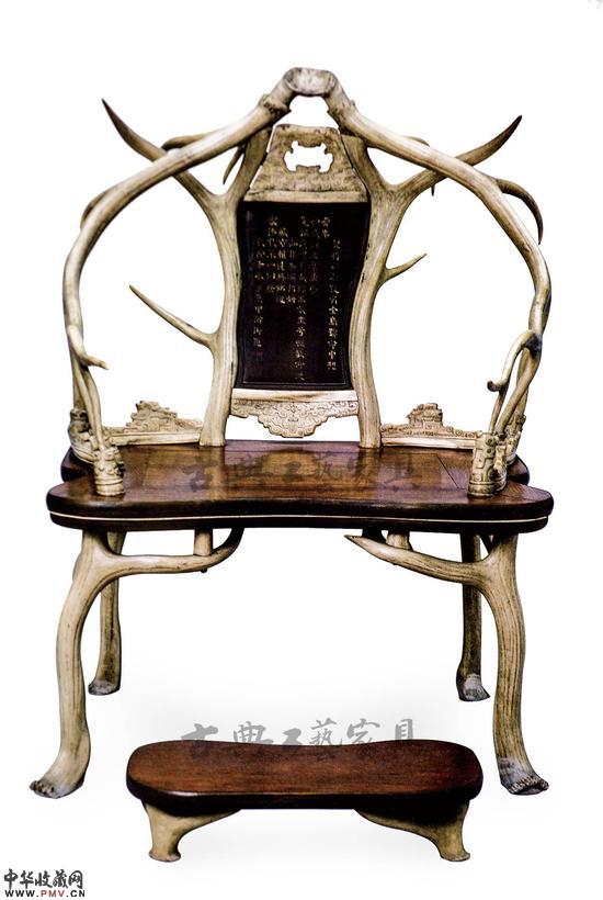 　　清中期 带脚踏鹿角椅，北京故宫博物院所藏，1999年借展“风华再现——明清家具收藏展”，为该次展览著录的封面藏品。