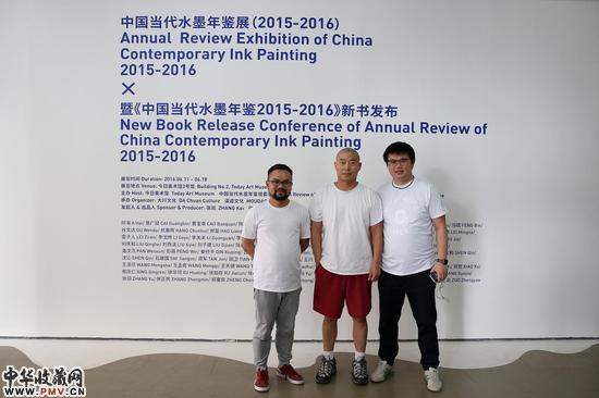 中国当代水墨年鉴发起人张凯（左）张宗喜（右）与参展艺术家朱伟（中）