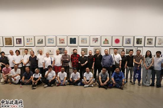 参展艺术家与水墨年鉴团队合影
