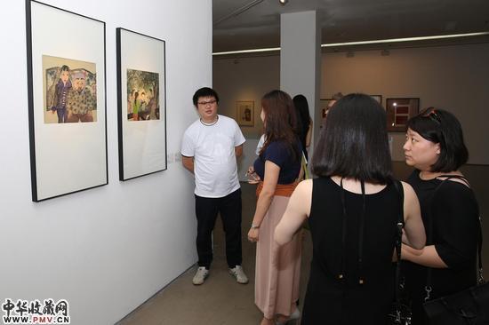 项目发起人张宗喜在像观众介绍展览策划思路