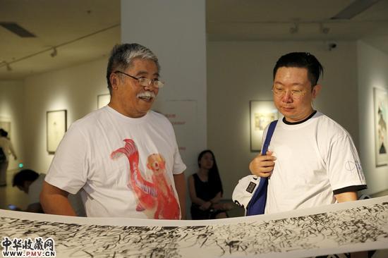 评论家杨建国和参展艺术家南方在王冬龄作品前