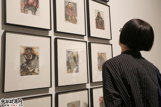 参展艺术家朱雅梅在王晓辉作品前