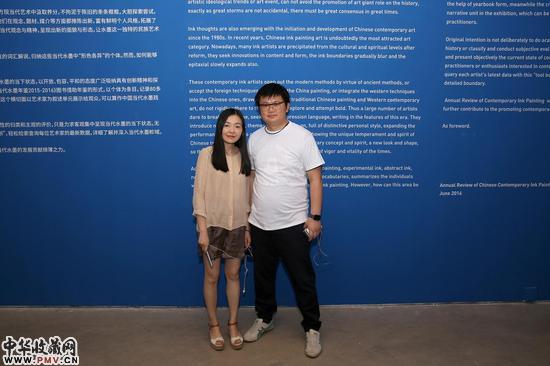 中国当代水墨年鉴发起人张宗喜（右）与参展艺术家彭薇合影