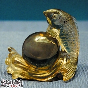 水晶鲤鱼戏珠（清）