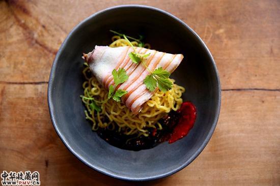 大厨Danny Bowien的获奖五花肉佳肴，以肉形石为灵感烹饪而成。 图片：Courtesy of Mission Chinese