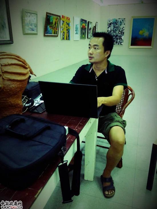 　　海南省当代书画艺术协会副主席周乃林，作为本次展览的负责人，带领工作团队在展览开幕前的紧张工作。