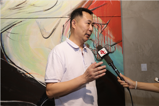 策展人罗小虎接受采访