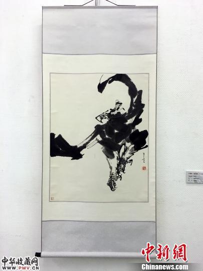 《天马腾云·戈翁写逸》丁二兵书画展23日在北京中国国家画院美术馆开幕。图为丁二兵的代表画作《鹰之舞》?！?#24352;晓曦 摄