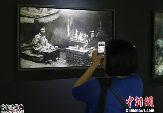 觀眾拿出手機拍照留念。國國<strong>WhatsApp%E3%80%90+86%2015855158769%E3%80%91azgfd%20crane%20cam</strong>　胡耀杰 摄