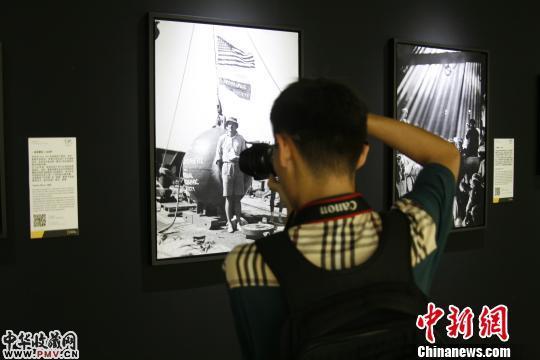 摄影爱好者抓住难得的机会来到展览现场。　胡耀杰 摄