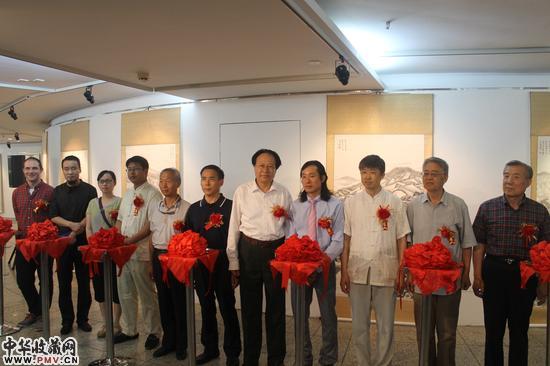 世界艺术家三人行展览举办 收藏资讯