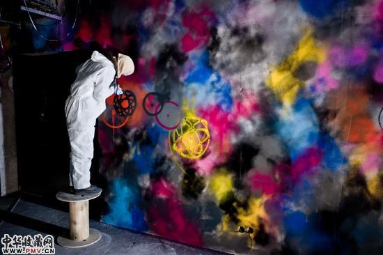 12 - Artist FUTURA in action