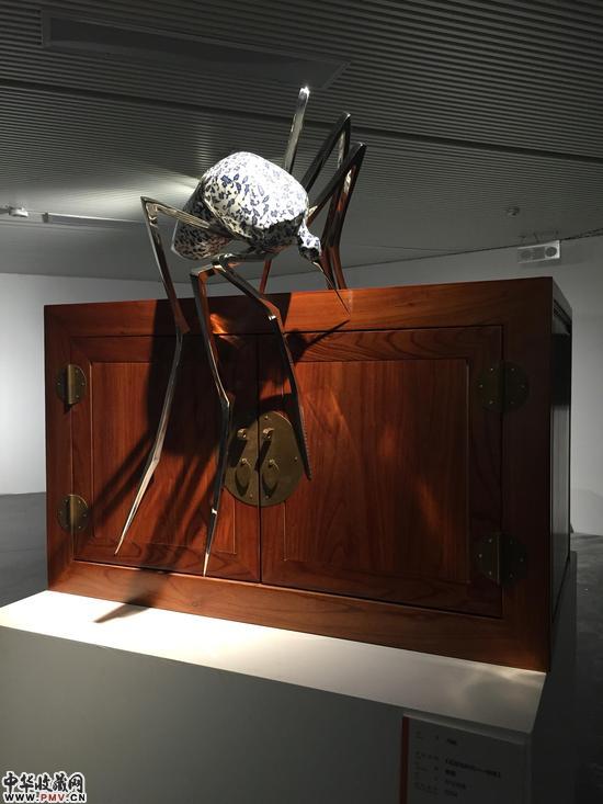 冯澍 后昆虫时代--吮  瓷、展提资讯不锈钢、开幕木 100×88×90cm 2015